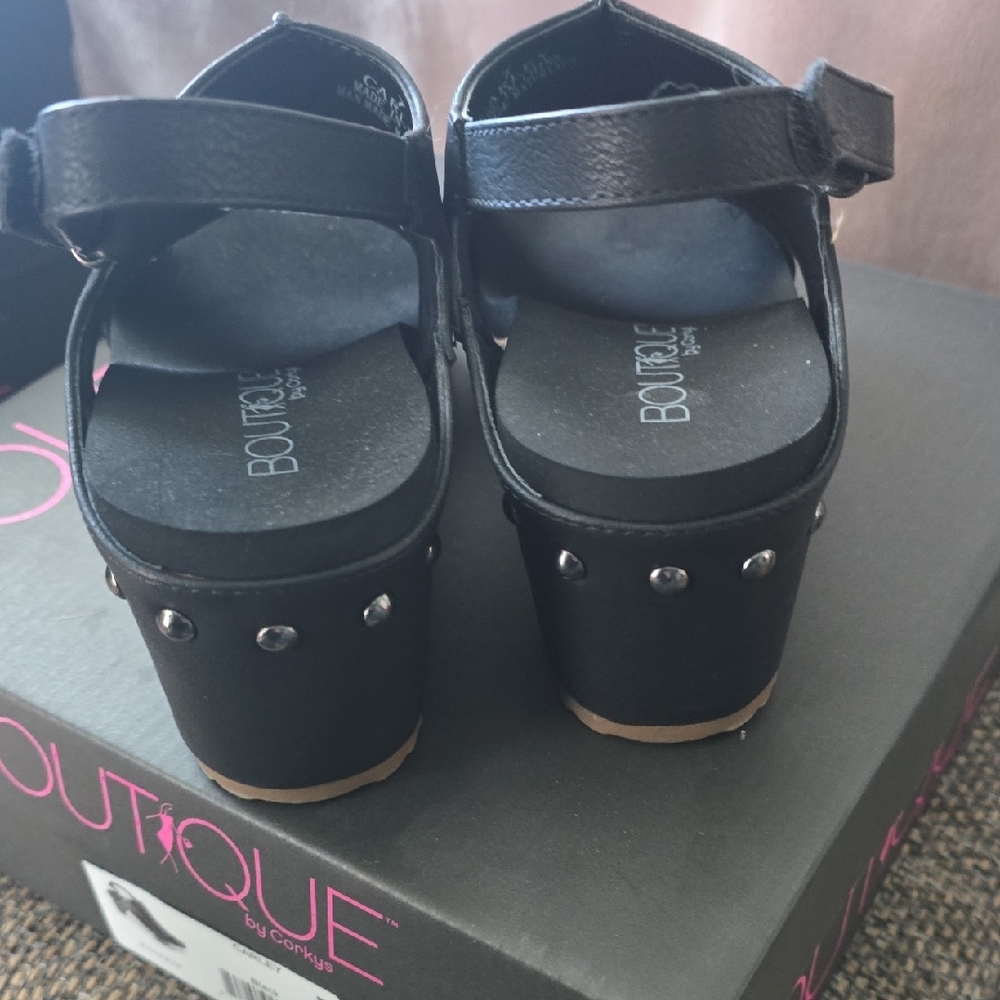 Corkys Black Wedge Sandals with Tan Sole - Picture 4 of 8